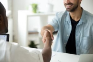 apreton-de-manos-clientes-satisfecho-seo-emprende