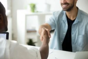 apreton-de-manos-clientes-satisfecho-seo-emprende