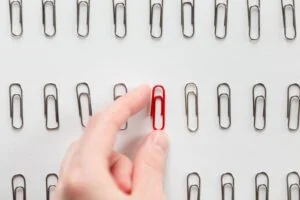 clip-rojo-que-se-diferencia-del-resto-de-clips-gracias-al-seo-en-murcia-seo-emprende